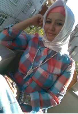 suriyeli türbanlı bayan arkadaş